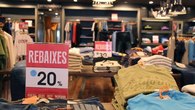 Un cartell de rebaixes en un període anterior.