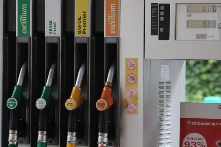 Sortidors de carburants en una gasolinera.