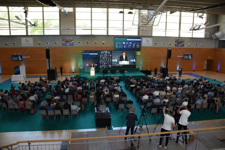 Un moment de la inauguració de la Trobada Empresarial al Pirineu a càrrec del president, Josep Serveto.