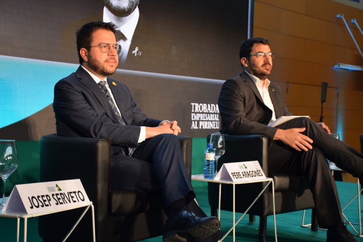 El president de la Generalitat, Pere Aragonès, acompanyat de l'alcalde de la Seu d'Urgell, Francesc Viaplana.