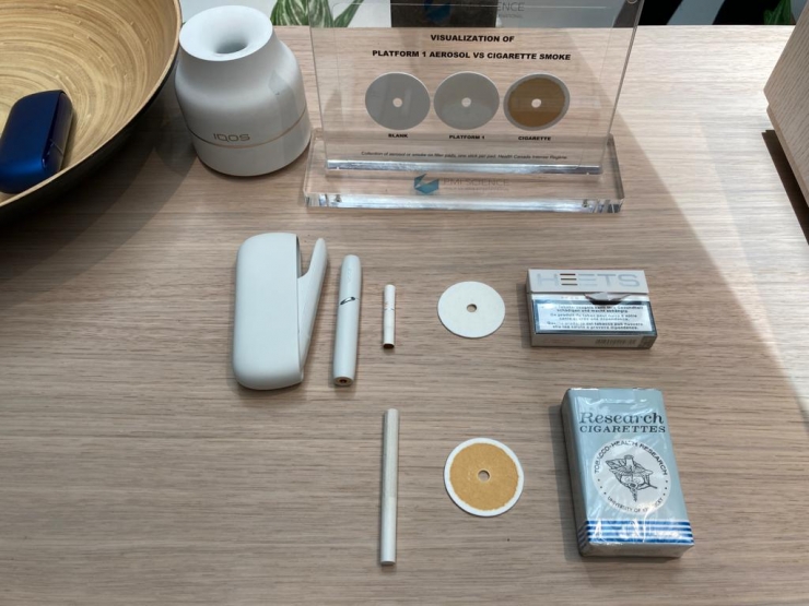 Mostra de la diferència de fumar un tabac normal i fumar amb l'IQOS.