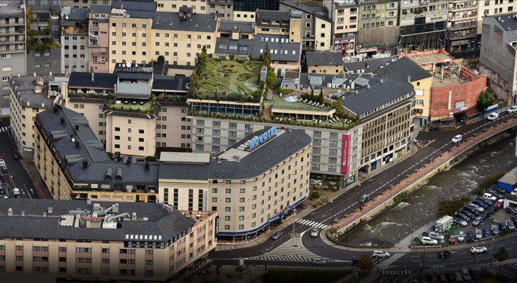 Vista aèria d'alguns hotels ubicats a Andorra la Vella.