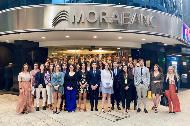 Els joves que s’han incorporat a l’equip de professionals del Grup MoraBanc per fer tasques de suport durant l'estiu.