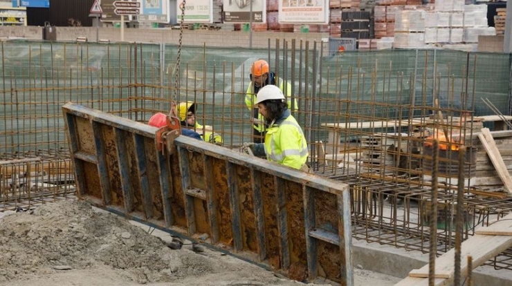Treballadors de la construcció a unes obres a Santa Coloma.