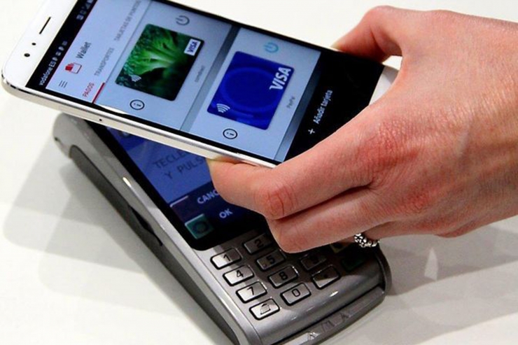 Un pagament en un TPV amb un dispositiu mòbil.