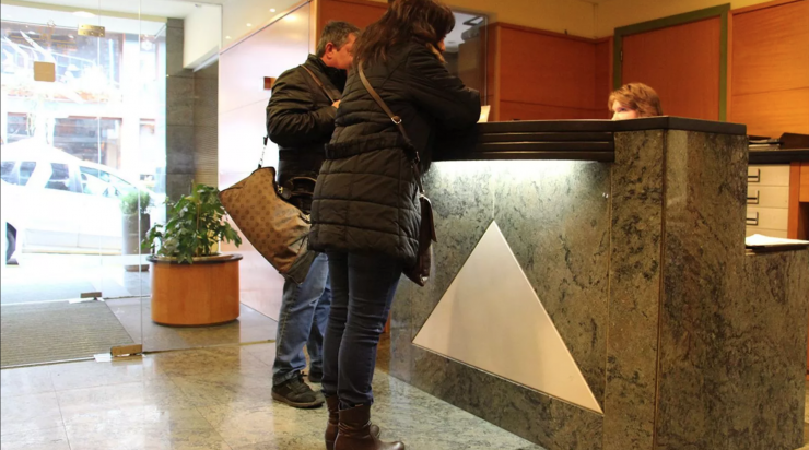 La recepció d'un hotel.