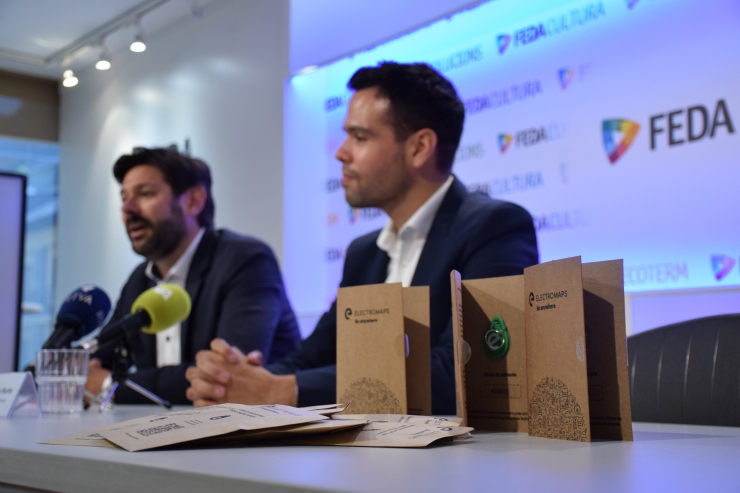 El gerent de FEDA Solucions, Ivan Mora, i el product manager d'Electromaps, Luís Martín, durant la roda de premsa d'aquest dimarts.