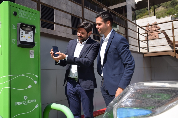 El gerent de FEDA Solucions, Ivan Mora, i el product manager d'Electromaps, Luís Martín, fan una mostra de l'aplicació i del clauer al punt de càrrega de FEDA.