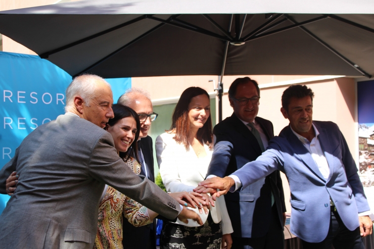 Foto de família dels cònsols majors d'Encamp, la Massana, Canillo i Ordino, Laura Mas, Olga Molné, Francesc Camp i Josep Àngel Mortés, el conseller executiu i director general de Crèdit Andorrà, Xavier Cornella, i Joan Viladomat.