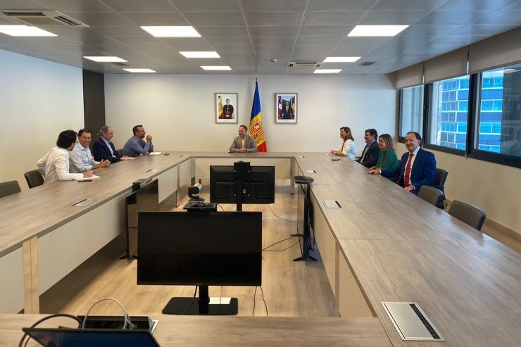 Un instant de la trobada d'aquest dijous entre la junta de l'Empresa Familiar Andorra i el cap de Govern, Xavier Espot.