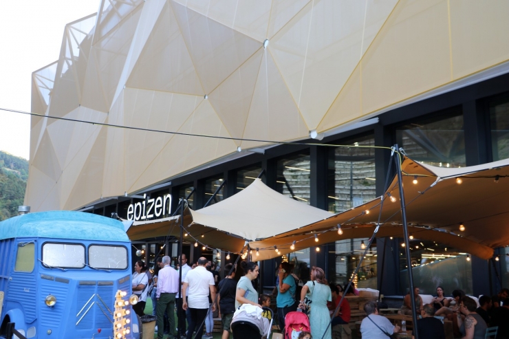 Una imatge de l'entrada al centre comercial aquest dijous.