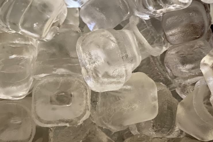 Glaçons en un congelador.