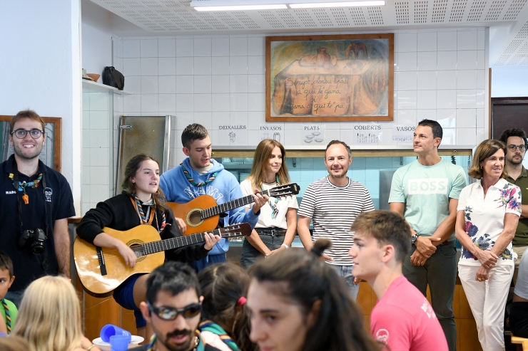 Un moment de la visita dels membres del Govern a la casa de colònies AINA.