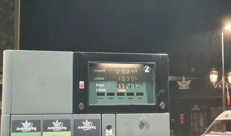 La pantalla d'informació d'una benzinera d'Andorra.