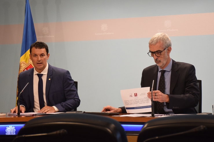 El ministre de Presidència, Economia i Empresa, Jordi Gallardo, i el secretari d'Estat d'Economia i Empresa, Éric Bartolomé, durant la roda de premsa.