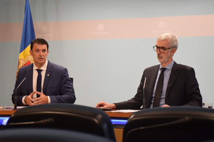El ministre de Presidència, Economia i Empresa, Jordi Gallardo, i el  secretari d'Estat d'Economia i Empresa, Éric Bartolomé, durant la roda  de premsa.