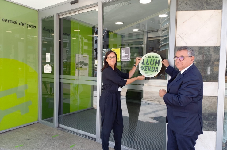 La directora de Comunicació Corporativa, Màrqueting i Nous Canals de Crèdit Andorrà, Núria Roca, i el director general de FEDA, Albert Moles, amb el segell.