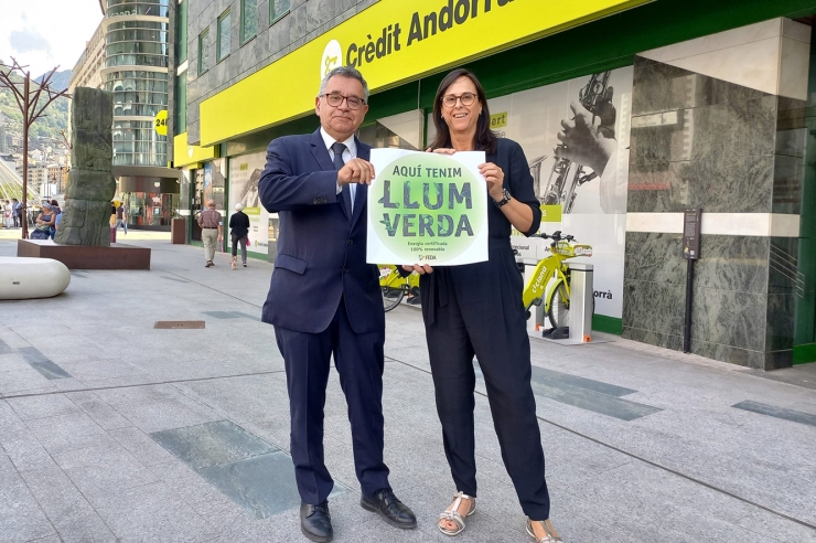 La directora de Comunicació Corporativa, Màrqueting i Nous Canals de  Crèdit Andorrà, Núria Roca, i el director general de FEDA, Albert  Moles, amb el segell.