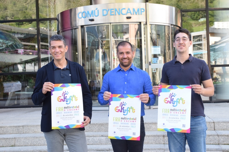 El conseller de Turisme i Reactivació Econòmica del comú d'Encamp, Nino  Marot, i tècnics del departament mostren el cartell de la fira.