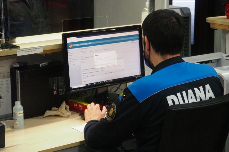 Un treballador de Duana.