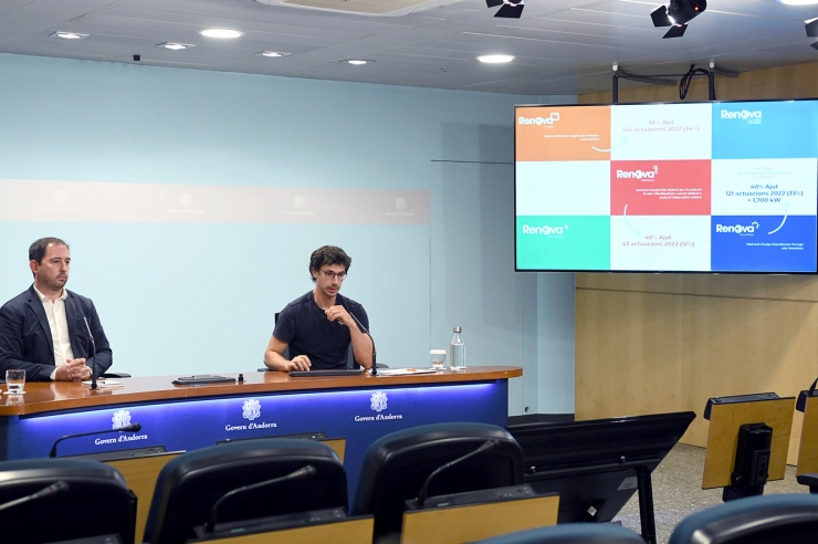 El director de l'Oficina de l'Energia i del Canvi Climàtic (OECC), Carles Miquel, i el cap d'unitat, Albert Gomà, durant la roda de premsa de balanç.