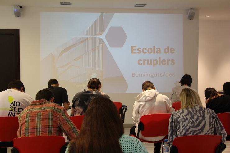 Part dels alumnes de l'escola de crupiers duent a terme un examen.