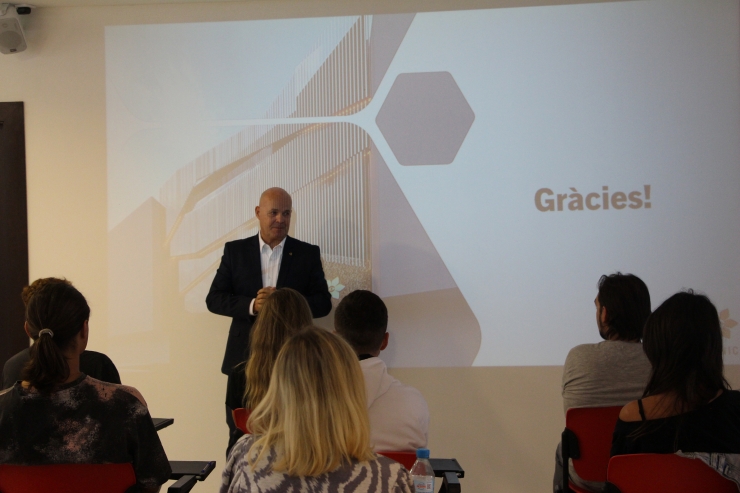 El conseller assessor de Jocs S.A., Marc Martos, donant la benvinguda als alumnes de l'escola de crupiers.
