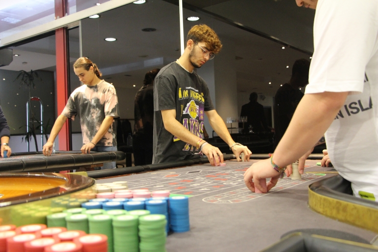 Alumnes de l'escola de crupiers duent a terme una pràctica.