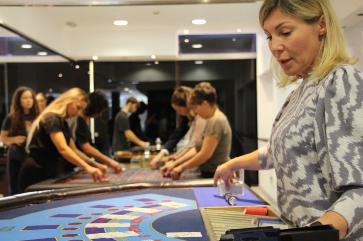 Una de les pràctiques que han realitzat els alumnes de l'escola de crupiers aquest dimarts.