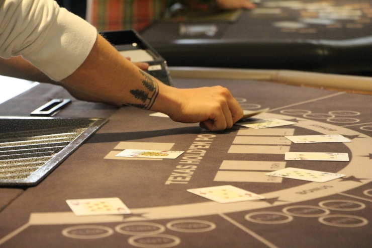 Un dels alumnes de l'escola de crupiers practicant en una taula.