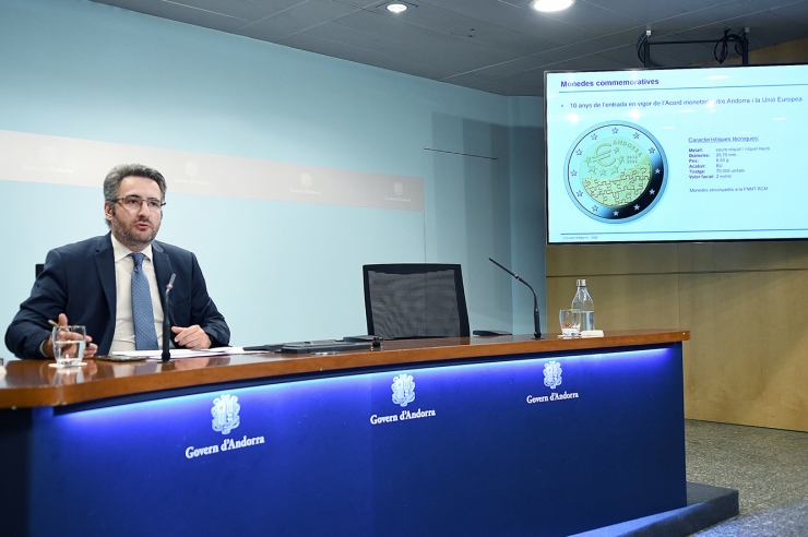 El ministre de Finances, Eric Jover, amb una de les monedes de dos euros commemoratives.