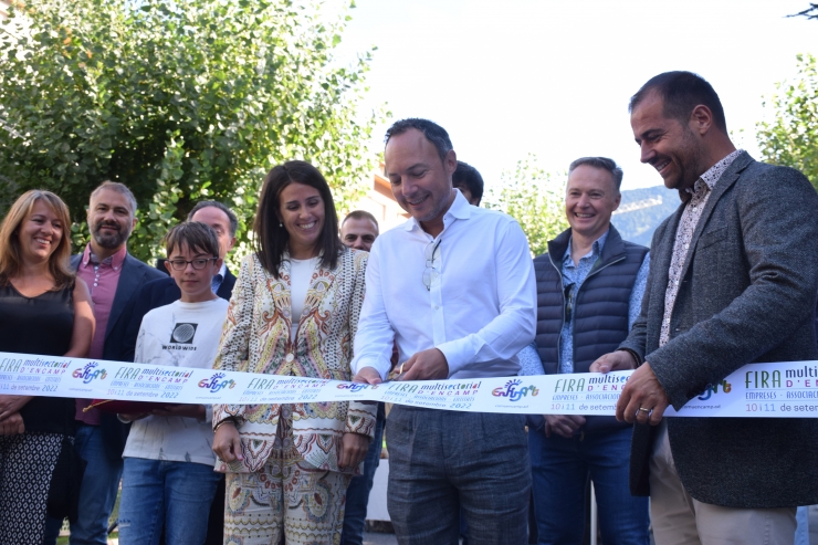 El cap de Govern, Xavier Espot, tallant la cinta inaugural de la fira 'Enfira't'.