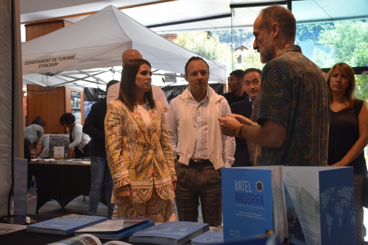 Les autoritats visitant un dels estands de la fira multisectorial.