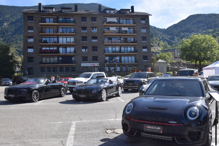 Els cotxes exposats a l'àrea d'automòbils de la fira multisectorial.