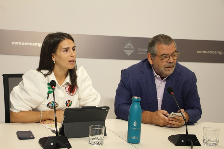 Els cònsols d'Encamp, Laura Mas i Jean Michel Rascagnères, durant la roda de premsa per anunciar la possible nova concessió de les pistes d'esquí d'Encamp, Grau Roig i el Pas de la Casa.