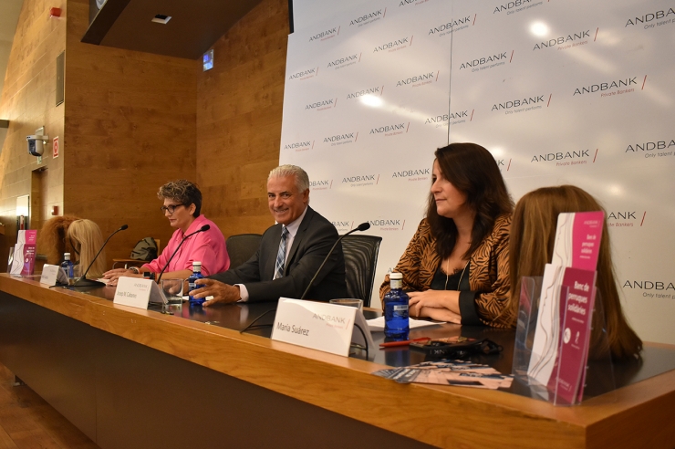La directora de la perruqueria i centre d'estètica Kerala, Nelly García; el subdirector general de banca país d'Andbank, Josep Maria Cabanes i la directora de banca país d'Andbank, Maria Suárez, durant la presentació del banc de perruques.