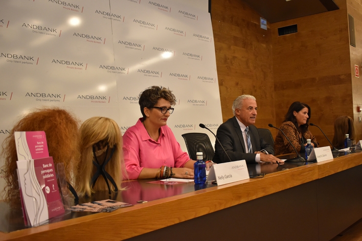 La directora de la perruqueria i centre d'estètica Kerala, Nelly García; el subdirector general de banca país d'Andbank, Josep Maria Cabanes i la directora de banca país d'Andbank, Maria Suárez, durant la presentació del banc de perruques.