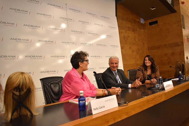 La directora de la perruqueria i centre d'estètica Kerala, Nelly García; el subdirector general de banca país d'Andbank, Josep Maria Cabanes i la directora de banca país d'Andbank, Maria Suárez, durant la presentació del banc de perruques.