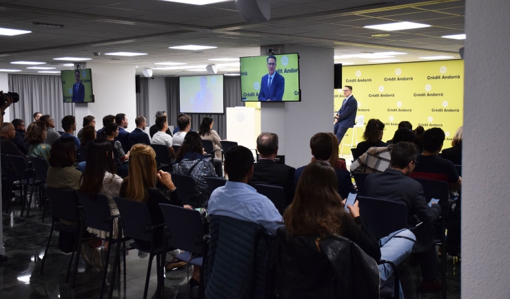 Un moment de la conferència del director de Gestió d'Actius de Crèdit Andorrà, Ignacio Fonseca, per inaugurar el cicle de col·loquis sobre educació financera.