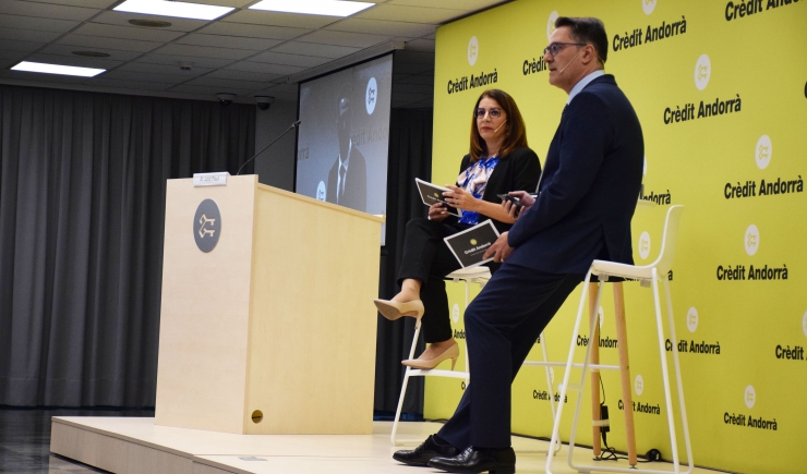 Un moment de la conferència del director de Gestió d'Actius de Crèdit Andorrà, Ignacio Fonseca, per inaugurar el cicle de col·loquis sobre educació financera.