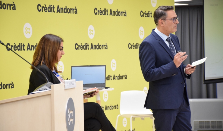 Un moment de la conferència del director de Gestió d'Actius de Crèdit Andorrà, Ignacio Fonseca, per inaugurar el cicle de col·loquis sobre educació financera.