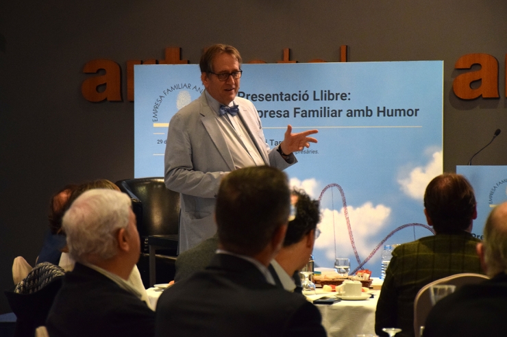 El conseller de famílies empresàries Jordi Tarragona, durant la presentació del seu llibre.