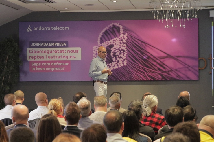 Jordi Ubach pronunciant la seva conferència a la l'Art Hotel.