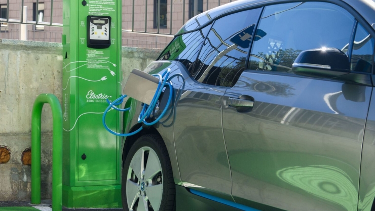 Un vehicle carregant-se en un carregador elèctric.