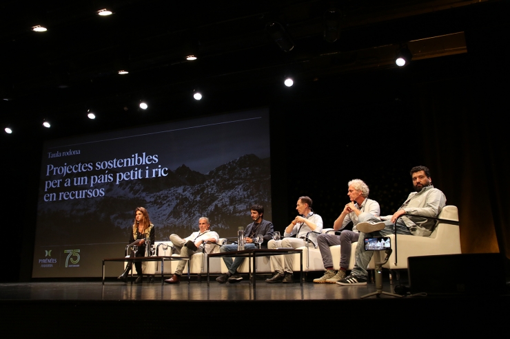 Els participants de la taula rodona 'Projectes sostenibles pern a una país petit i ric en recursos' Anna Badia, Ignasi Cubiñà, Joaquim Bas, Miquel Torres, Stef Van Dongen i David Costa.