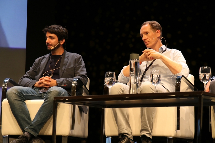 Els participants de la taula rodona 'Projectes sostenibles pern a una país petit i ric en recursos' Joaquim Bas i Miquel Torres.