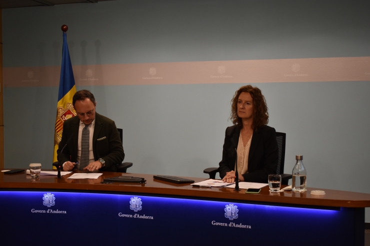 El cap de govern, Xavier Espot, i la ministra de Medi Ambient, Agricultura i Sostenibilitat, Sílvia Calvó, durant la roda de premsa d'aquest dimarts al vespre.