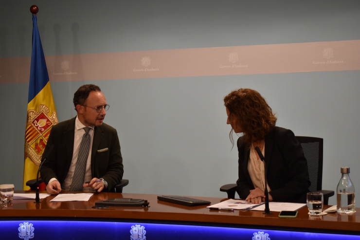 El cap de govern, Xavier Espot, i la ministra de Medi Ambient, Agricultura i Sostenibilitat, Sílvia Calvó, moments abans d'iniciar la roda de premsa d'aquest dimarts al vespre.