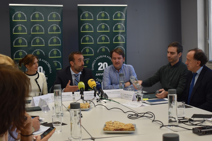 Un moment de la trobada de la junta de l'Empresa Familiar Andorrana amb els mitjans de comunicació.