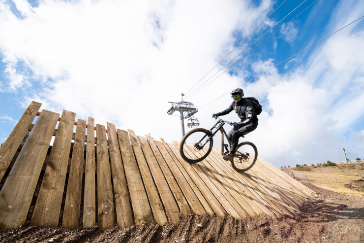 Un ciclista fent descens al Bike Park.
